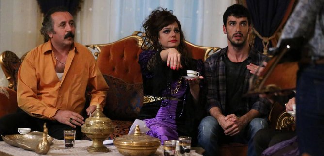 Турецкий сериал Семья Алтынсой 3 серия