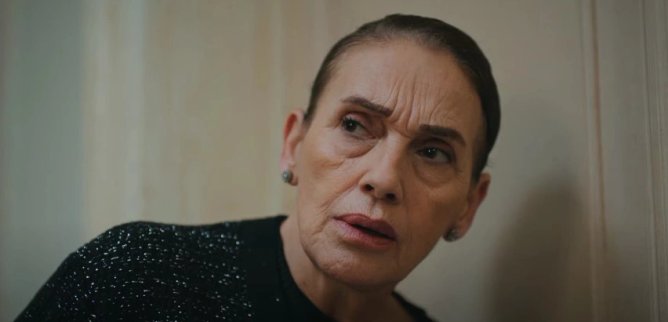 Турецкий сериал Девушка за стеклом 62 серия