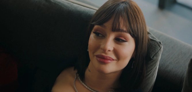 Турецкий сериал Девушка за стеклом 79 серия