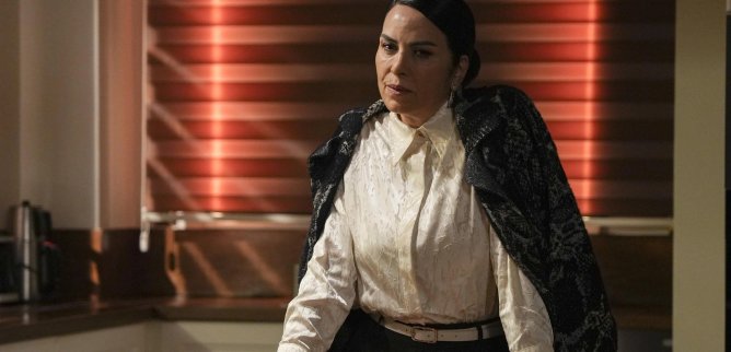 Турецкий сериал Предавать 50 серия