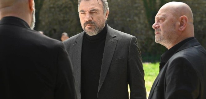 Турецкий сериал Я не могу вписаться в этот мир 64 серия