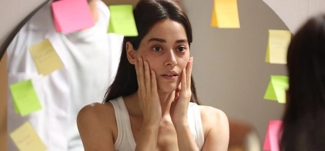 кадр из сериала "Незнакомец в зеркале"