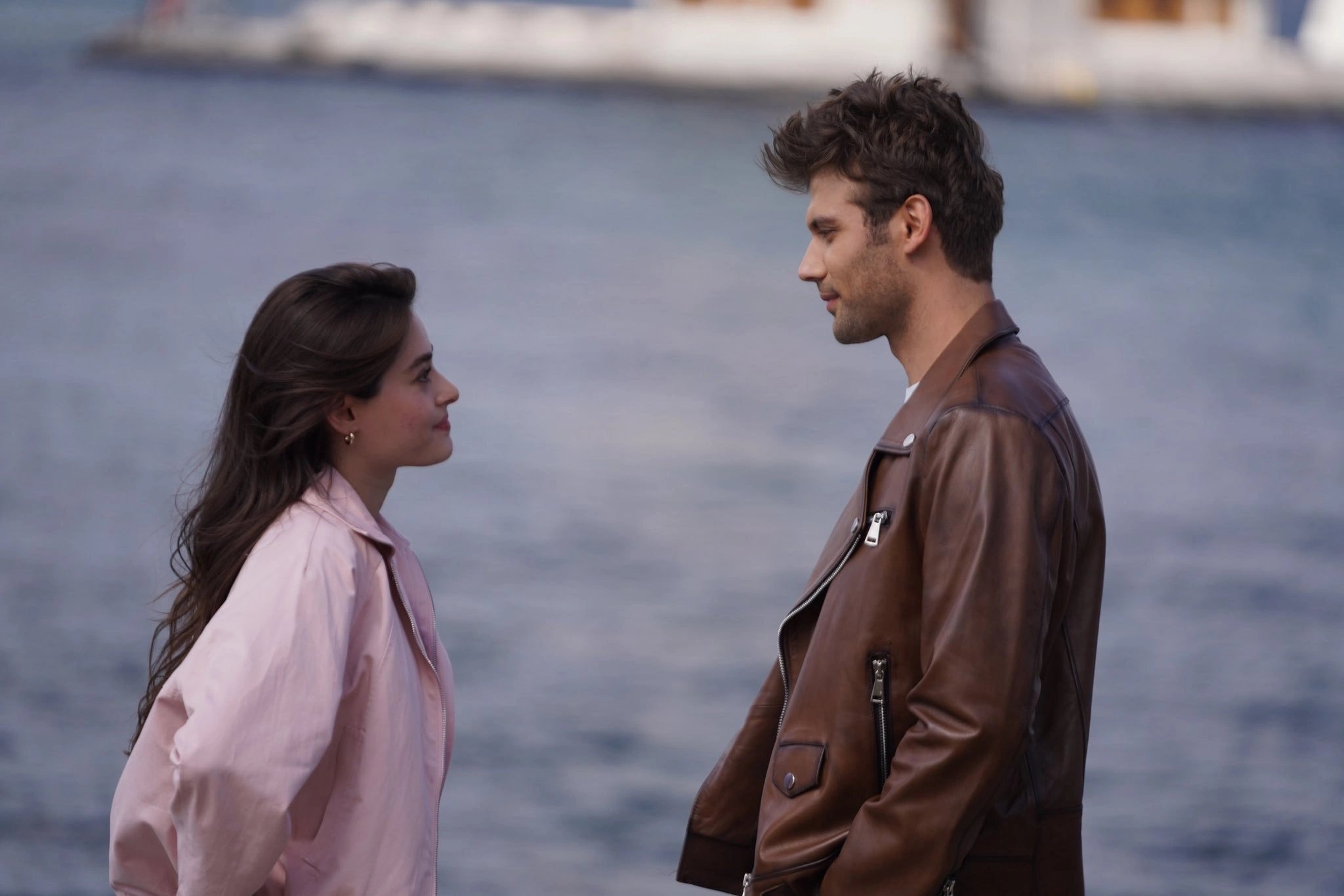 кадр из сериала "Незнакомец в зеркале"