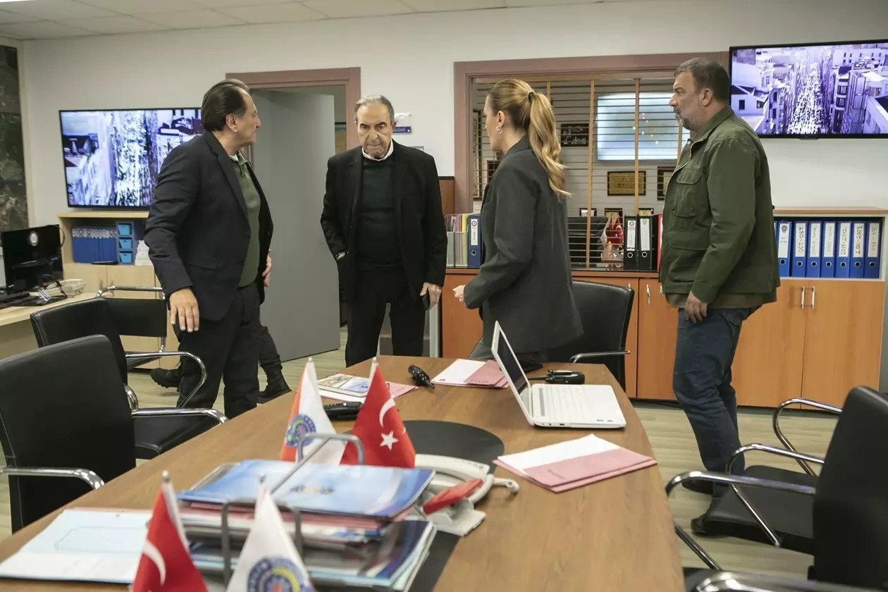 кадр из сериала "Опасные улицы"