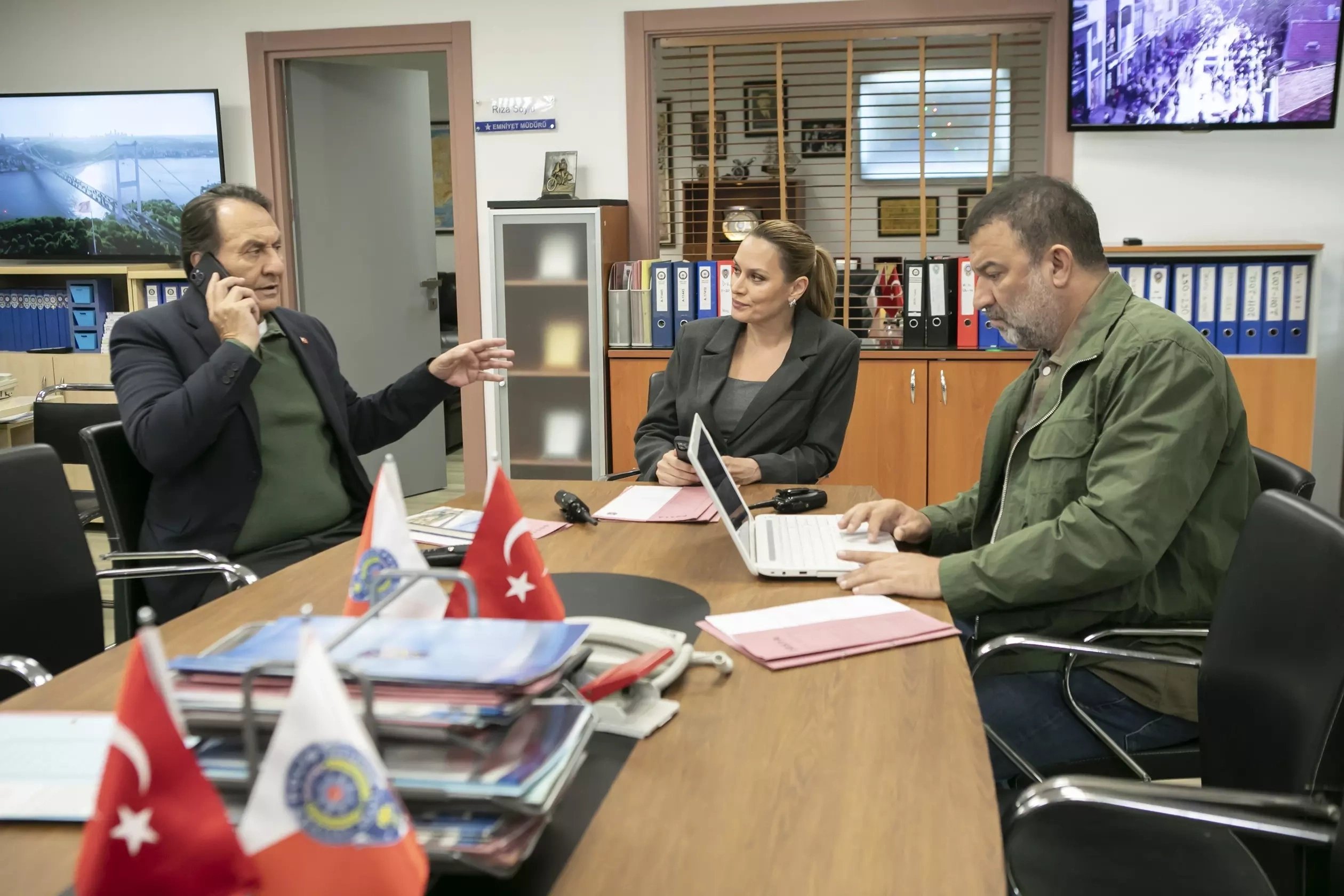 кадр из сериала "Опасные улицы"