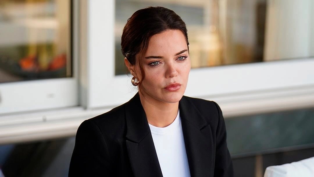 кадр из сериала "Мошенники"