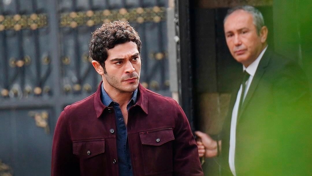 кадр из сериала "Мошенники"