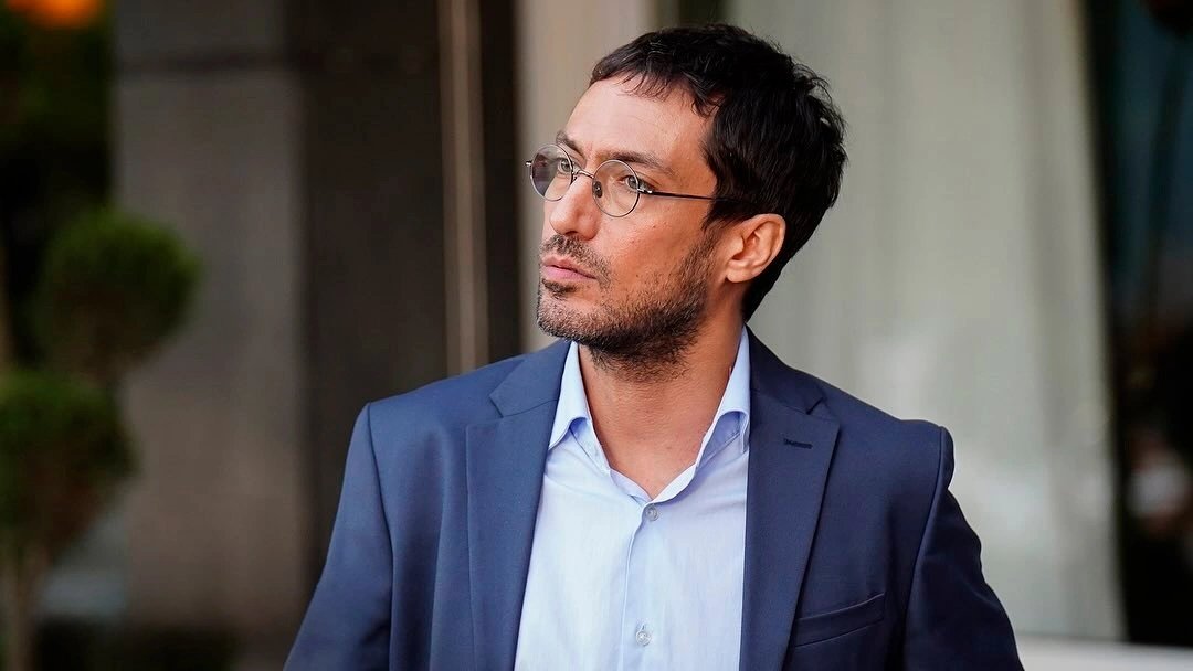 кадр из сериала "Мошенники"