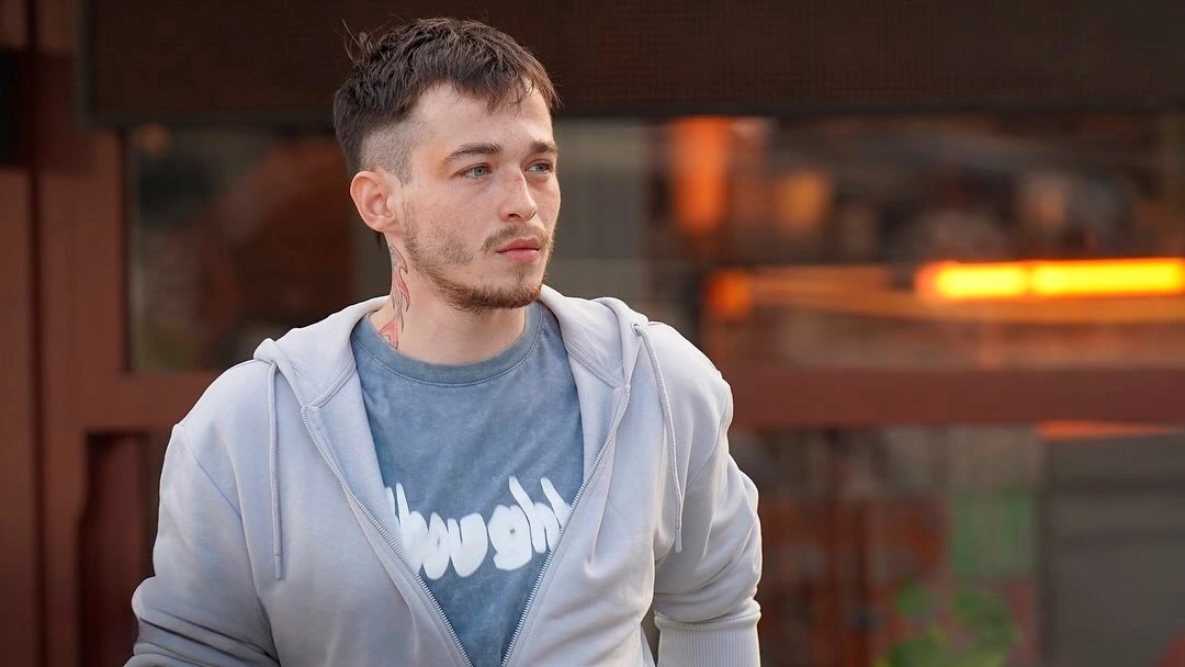 кадр из сериала "Мошенники"