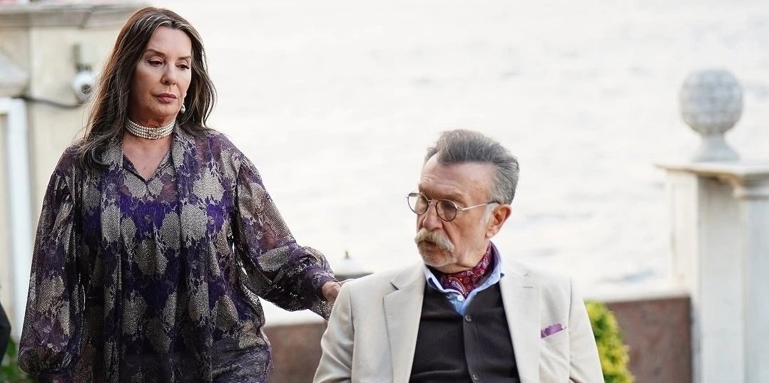 кадр из сериала "Мошенники"