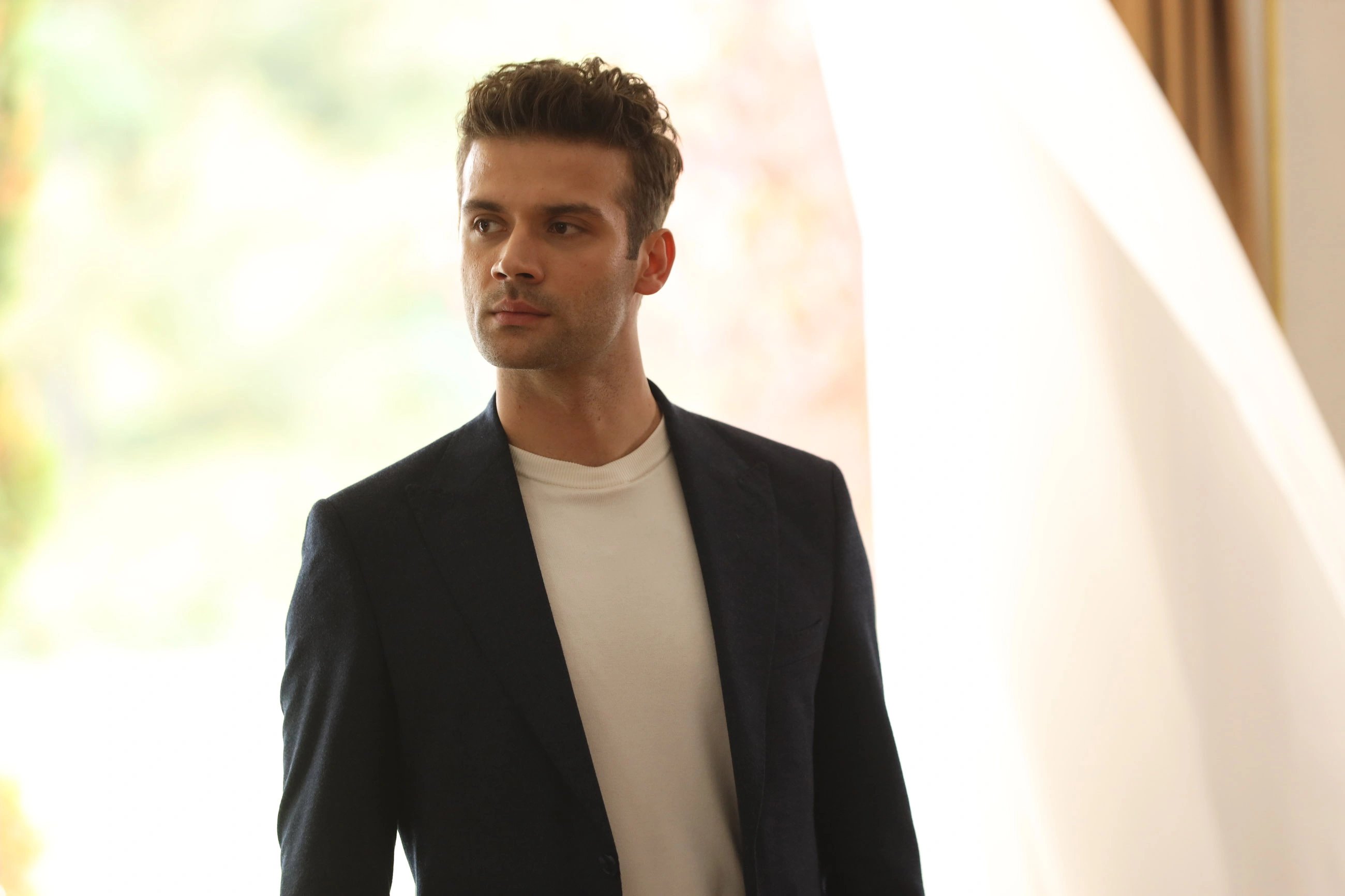 кадр из сериала "Незнакомец в зеркале"