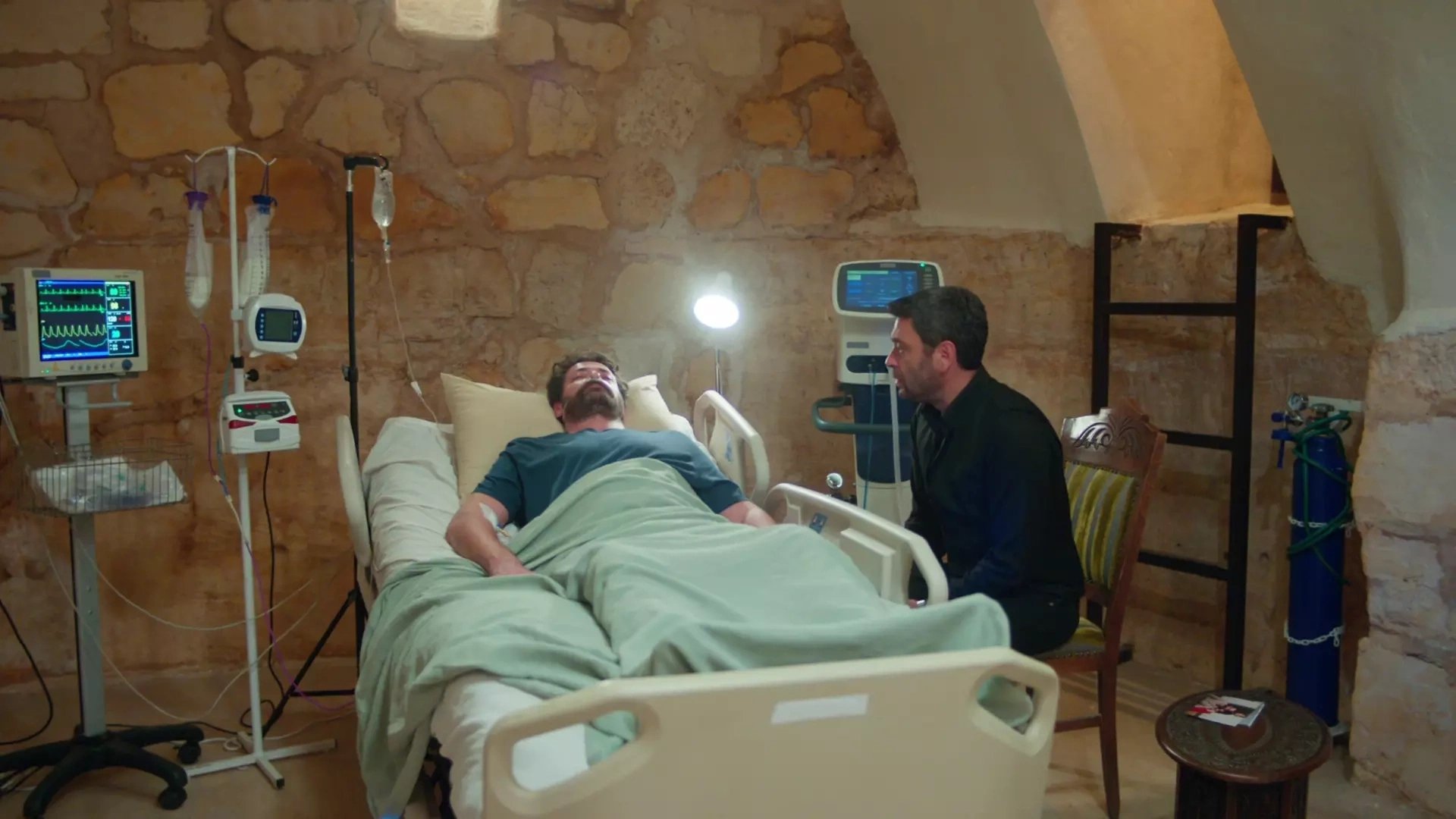 кадр из сериала "Далекий город"