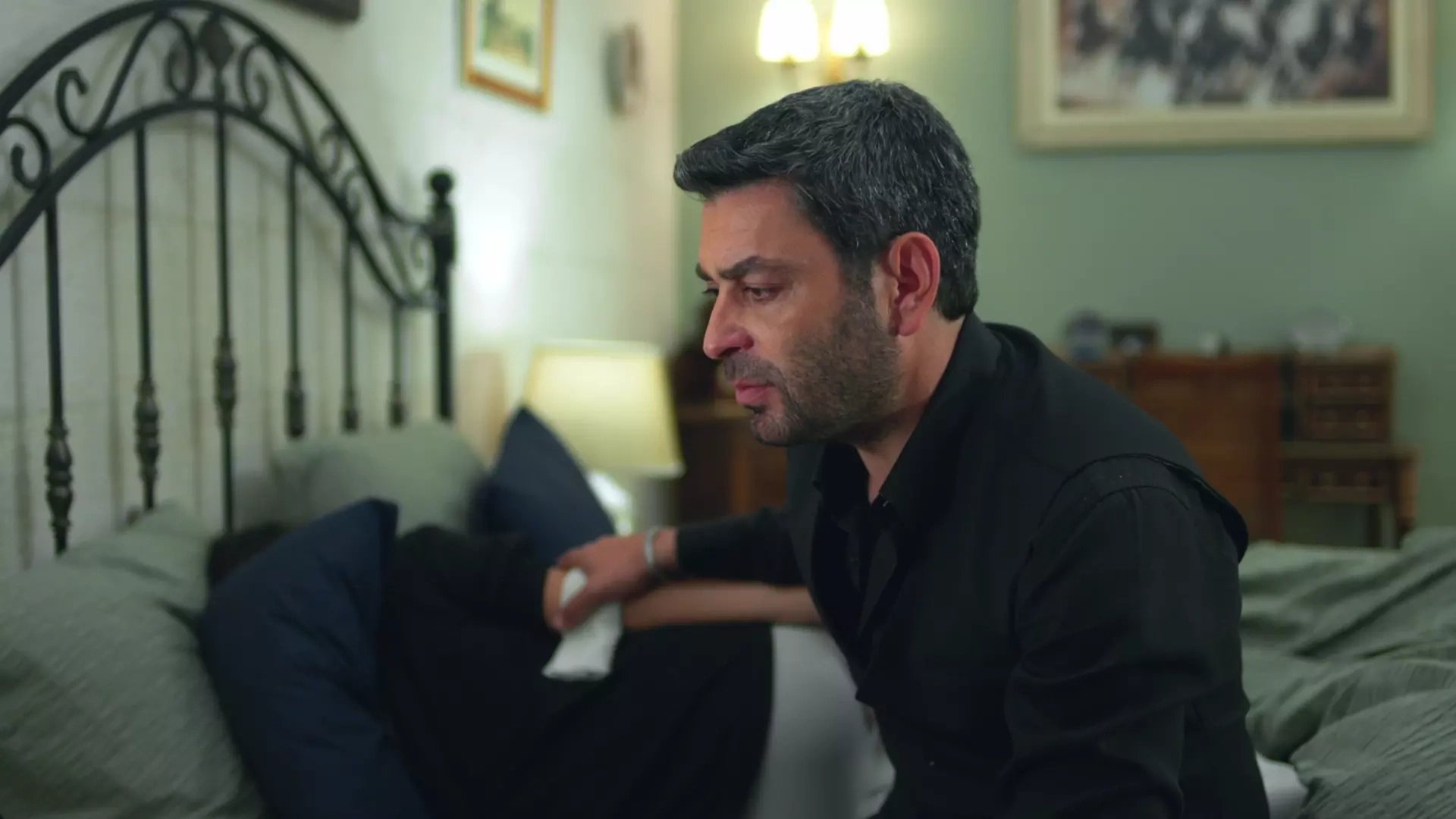 кадр из сериала "Далекий город"