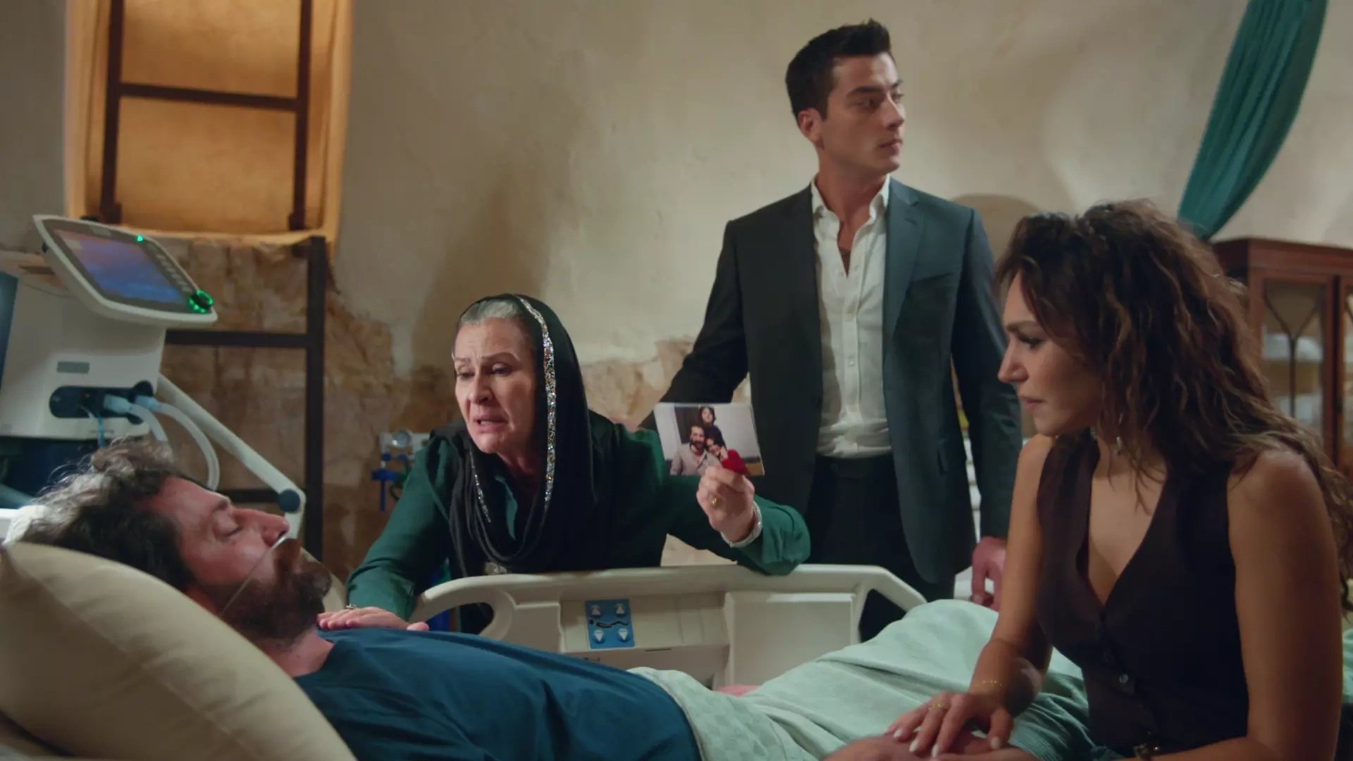 кадр из сериала "Далекий город"