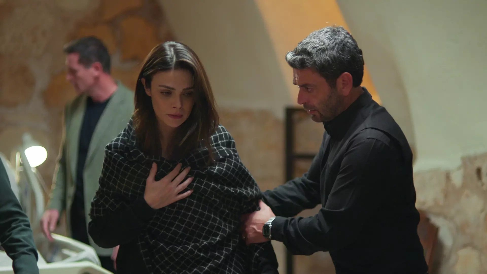 кадр из сериала "Далекий город"