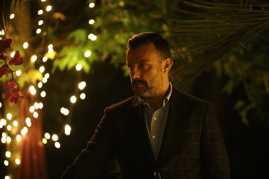 кадр из сериала "Нежелательный"