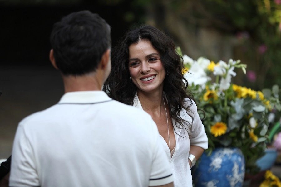 кадр из сериала "Нежелательный"