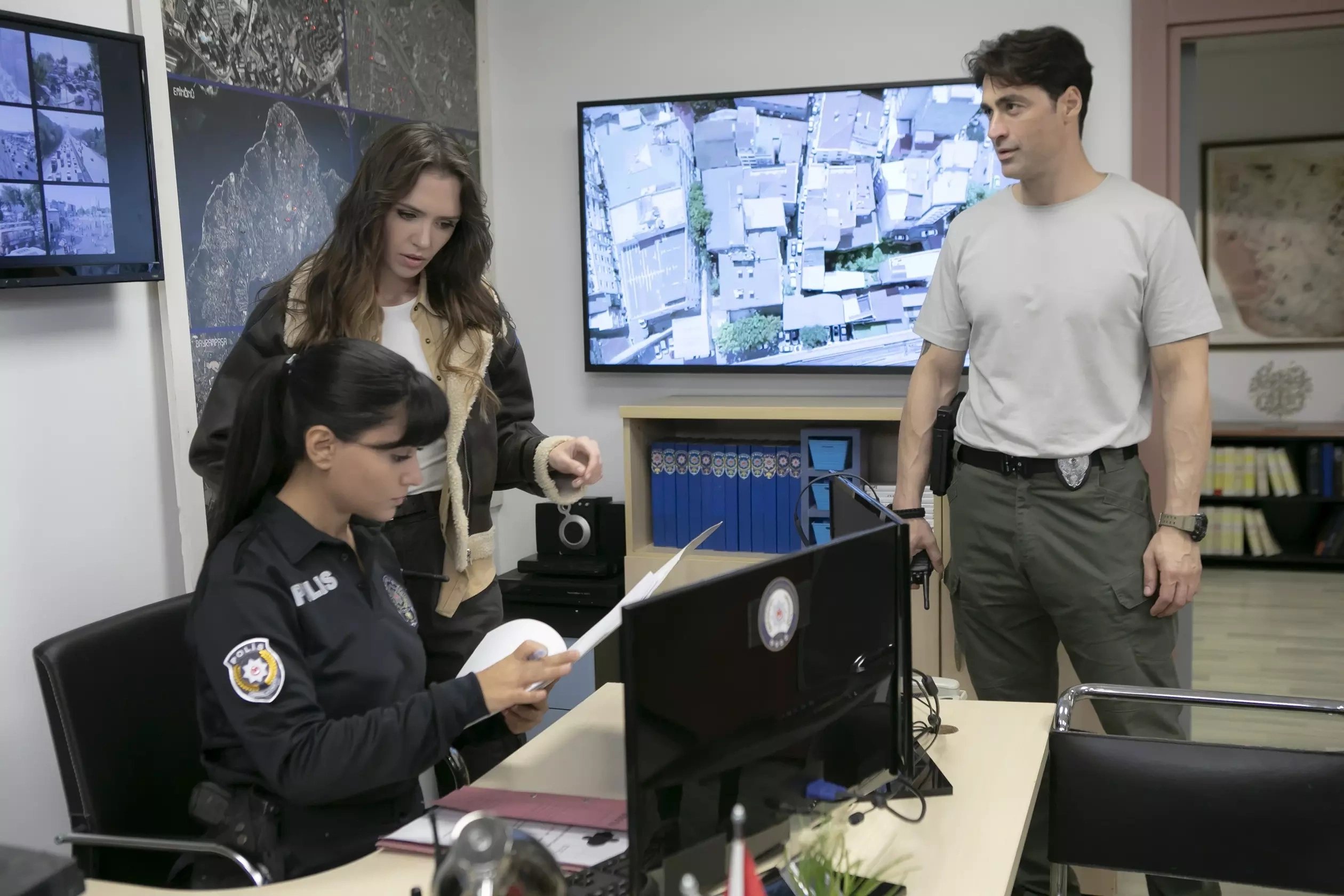 кадр из сериала "Опасные улицы"