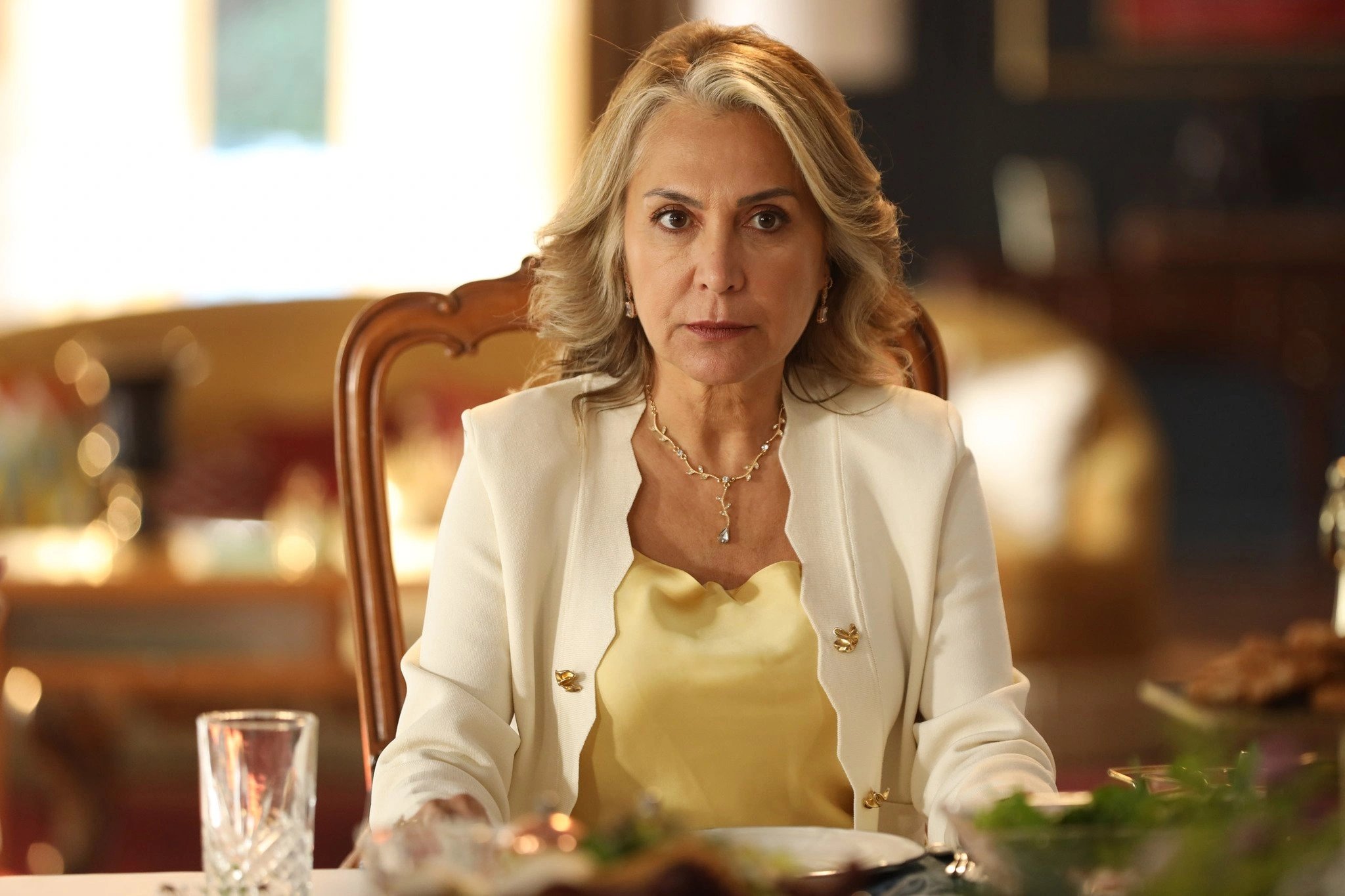 кадр из сериала "Незнакомец в зеркале"