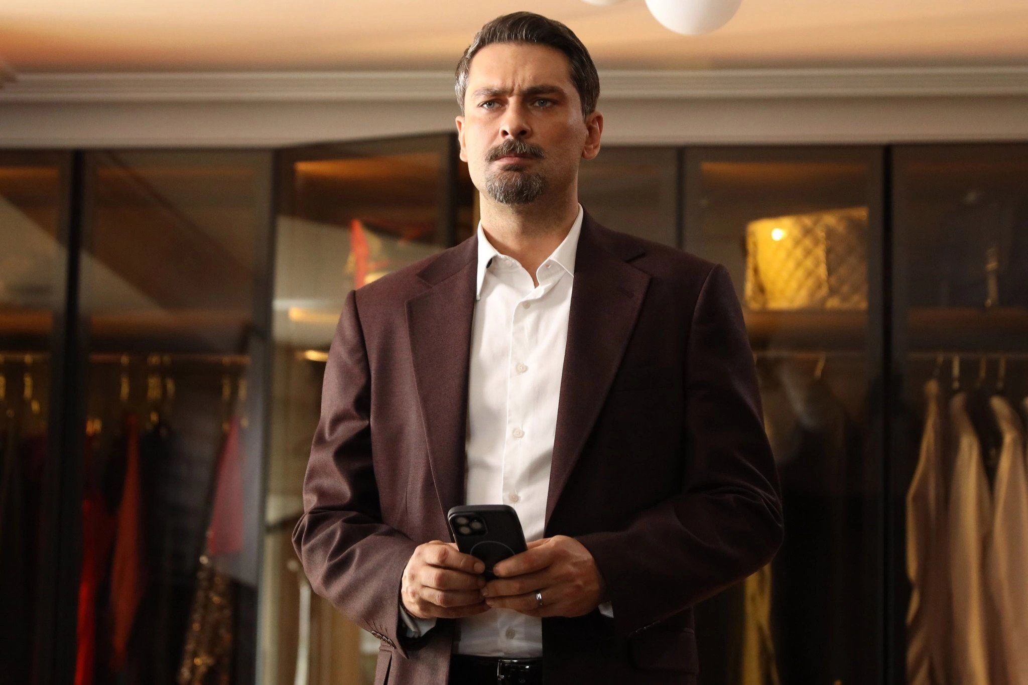 кадр из сериала "Незнакомец в зеркале"