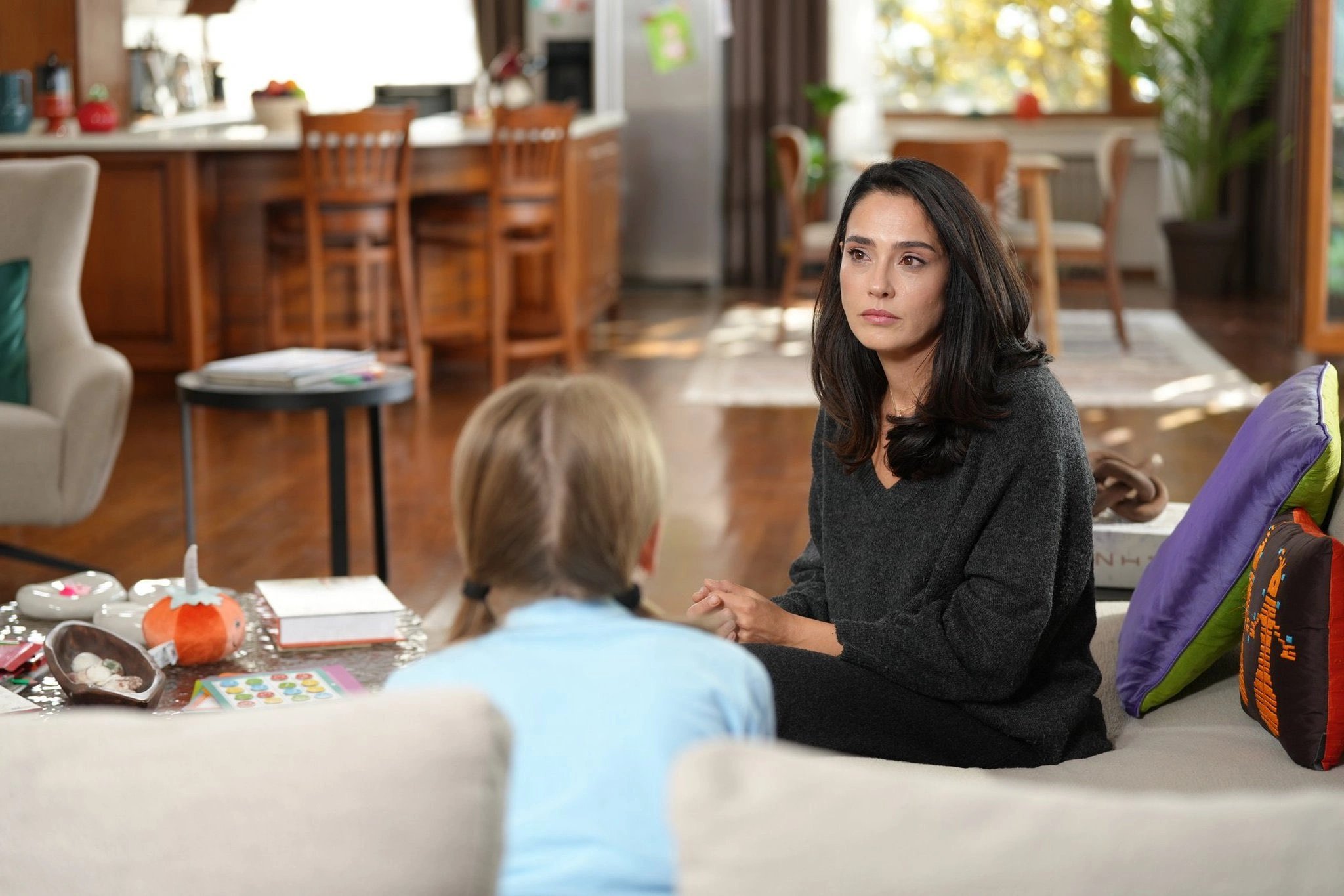 кадр из сериала "Я её мама"