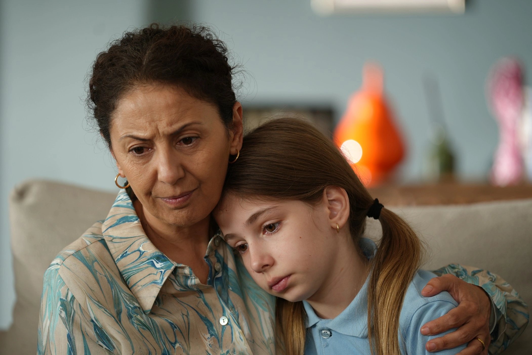 кадр из сериала "Я её мама"