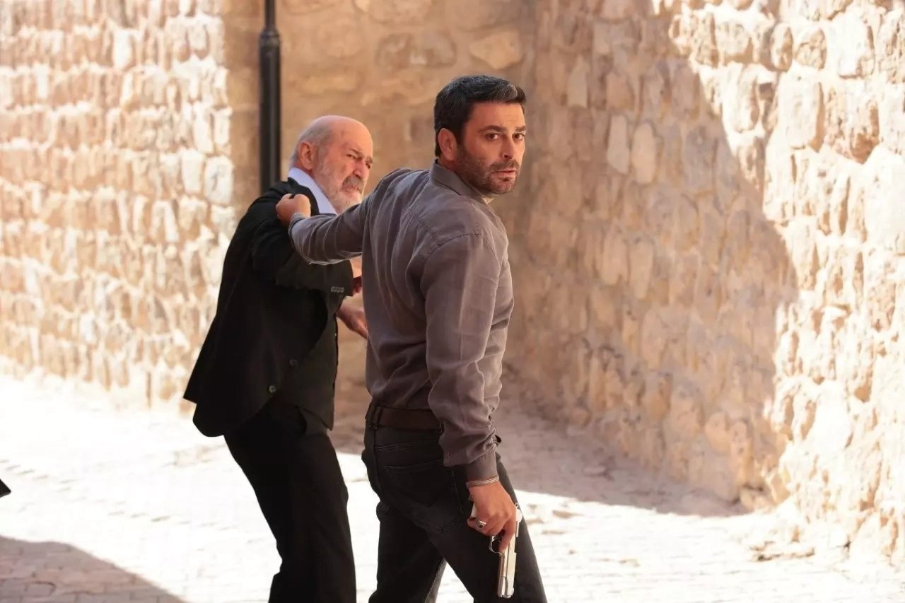 кадр из сериала "Далекий город"