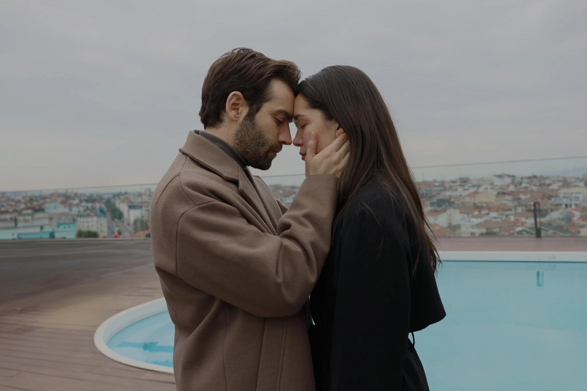 кадр из сериала "Беззащитные"