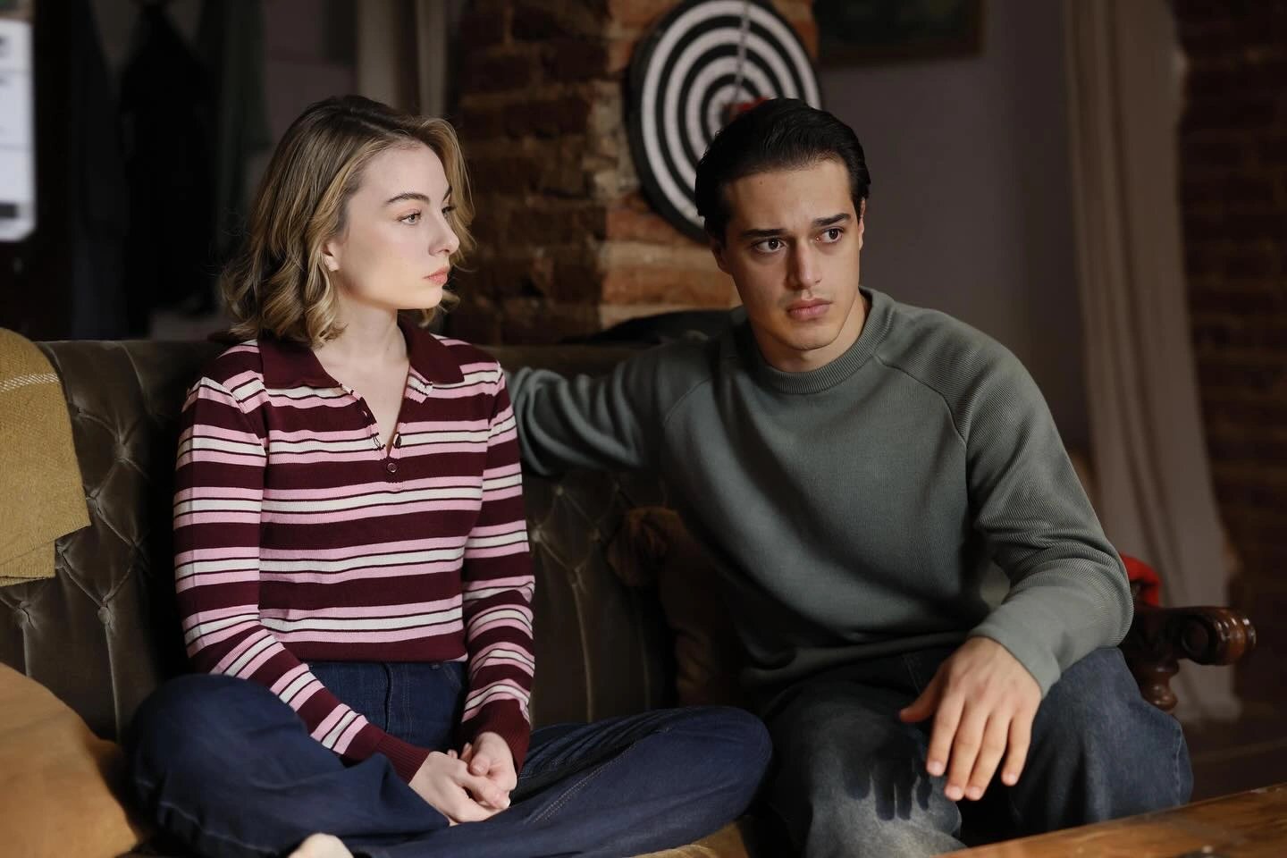 кадр из сериала "Беззащитные"