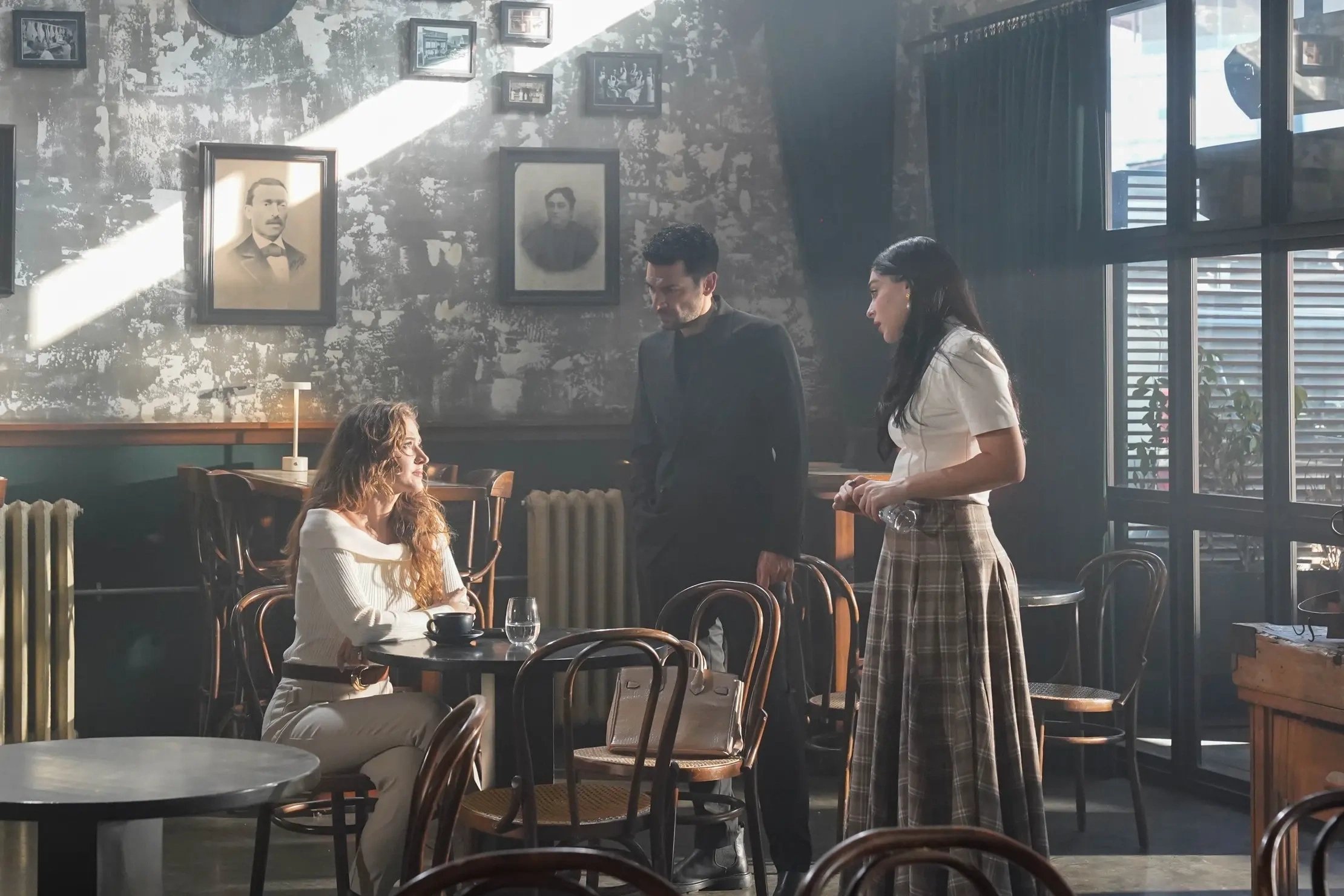 кадр из сериала "Розы и грехи"