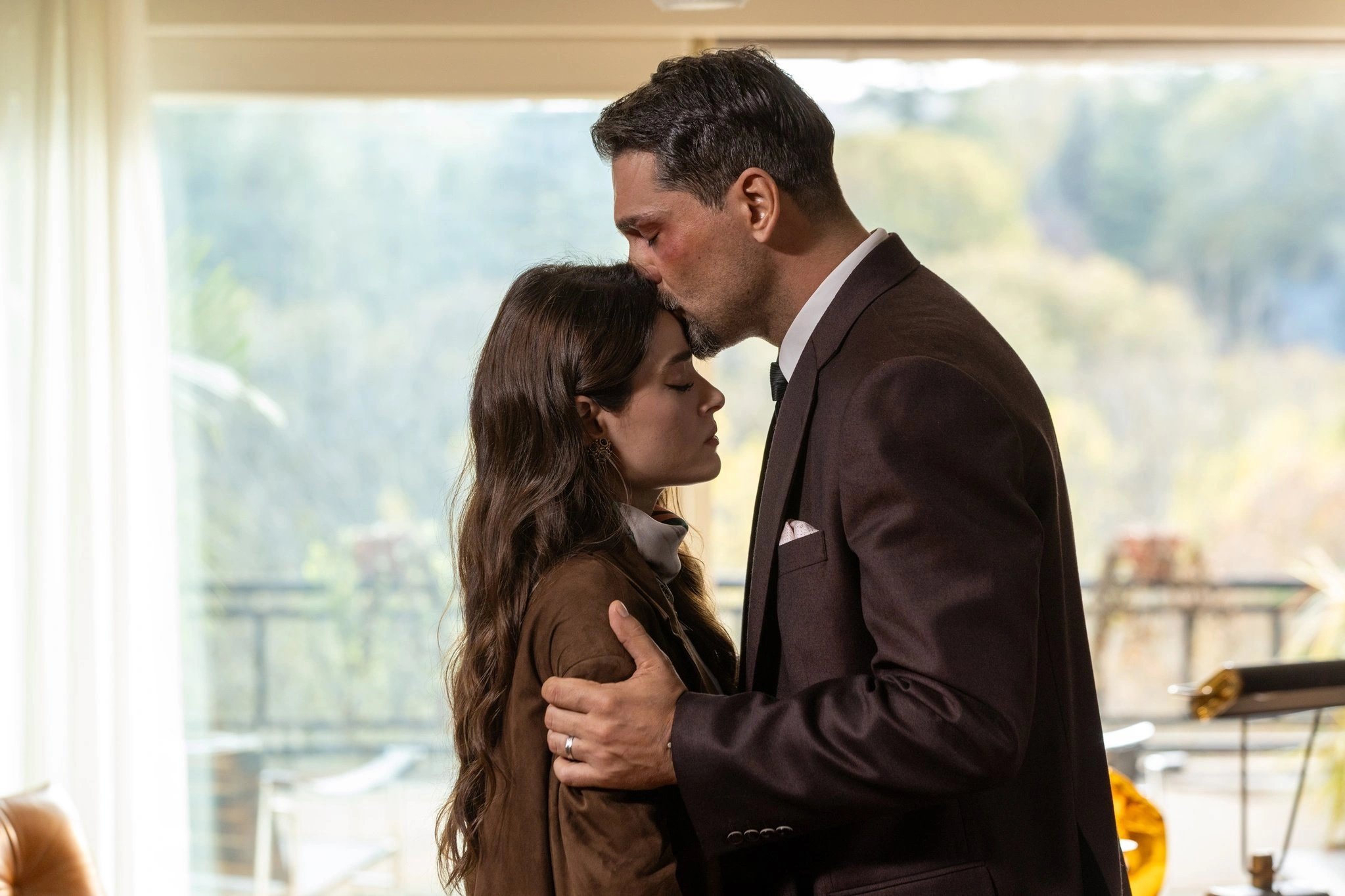 кадр из сериала "Незнакомец в зеркале"