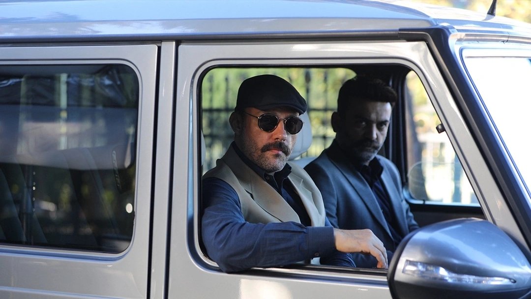 кадр из сериала "Подозрительный"