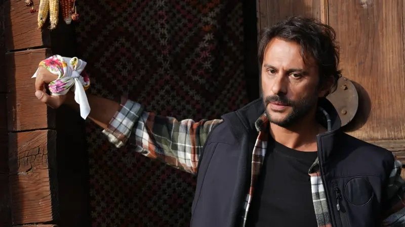 кадр из сериала "Это море переполнится"