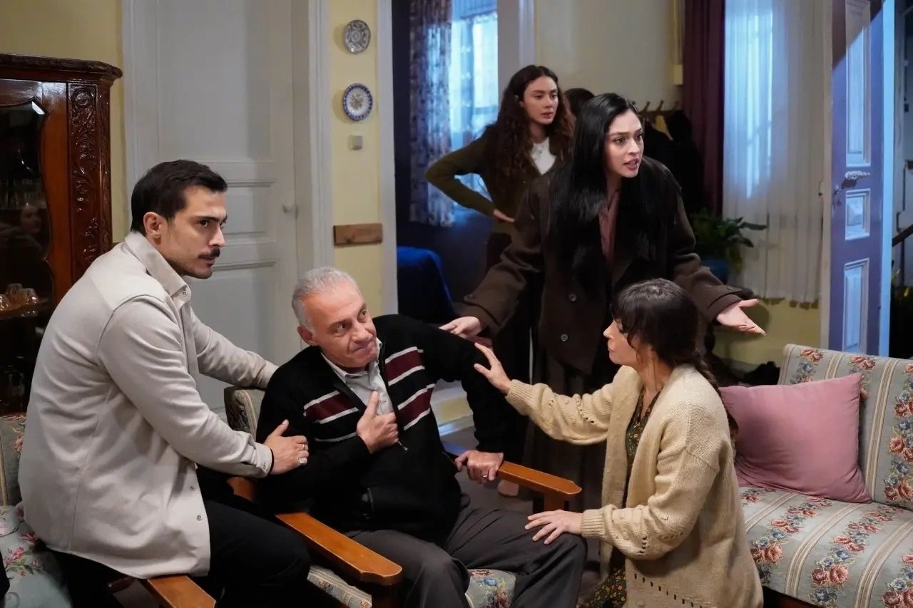 кадр из сериала "Розы и грехи"