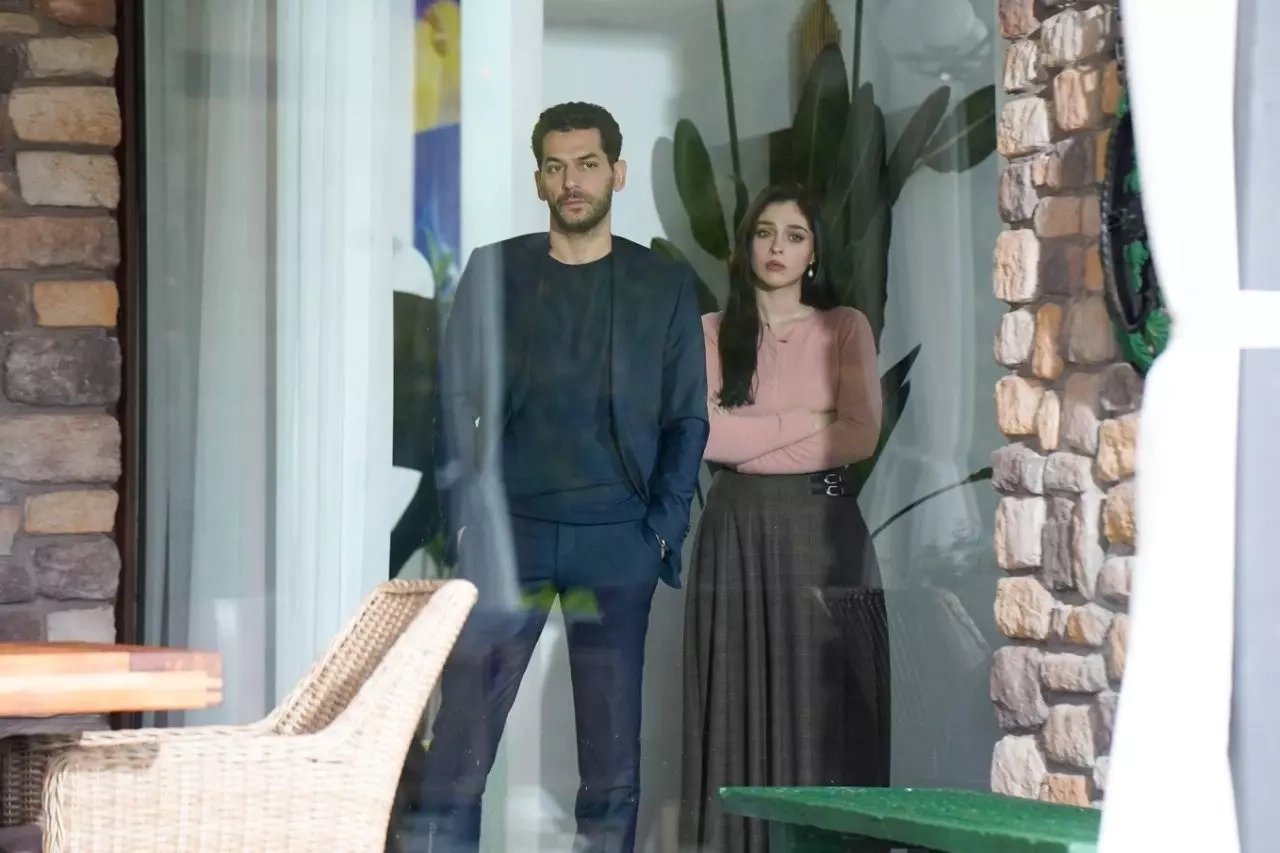 кадр из сериала "Розы и грехи"