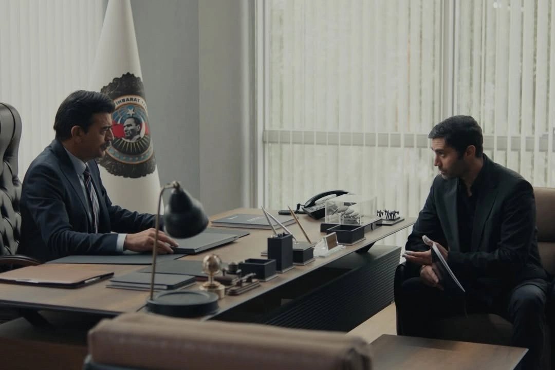 кадр из сериала "Разведка"