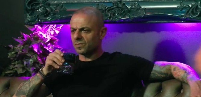 Турецкий сериал Скованный любовью, пленённый законом 53 серия