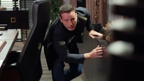 Кадр из Скованный любовью, пленённый законом