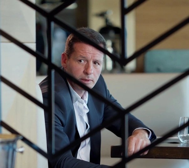 Кадр из Скованный любовью, пленённый законом