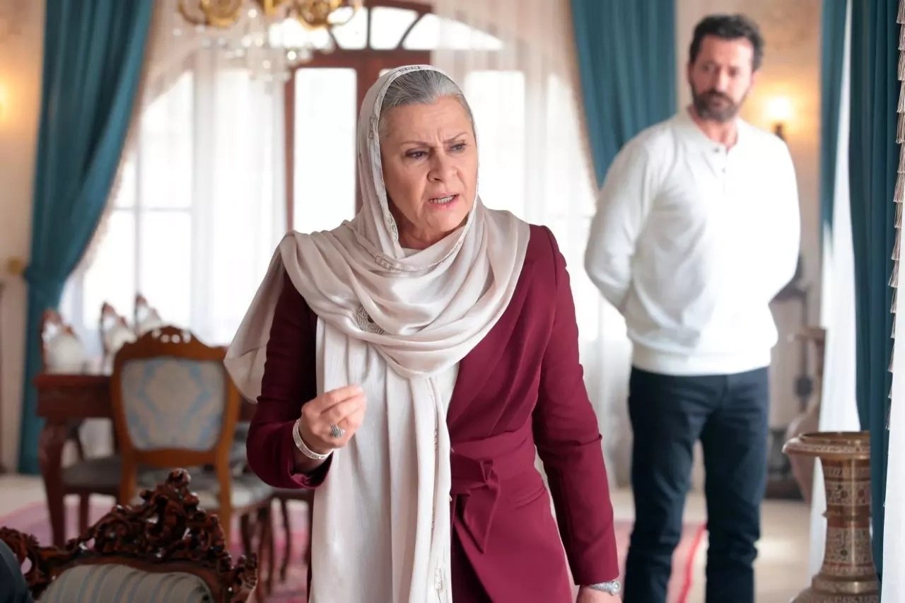 кадр из сериала "Далекий город"