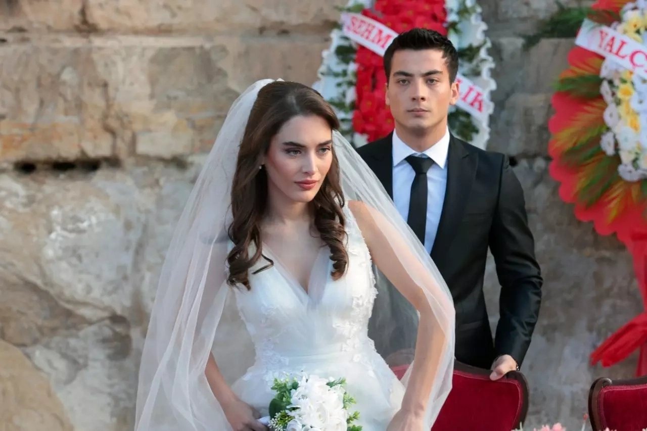 кадр из сериала "Далекий город"