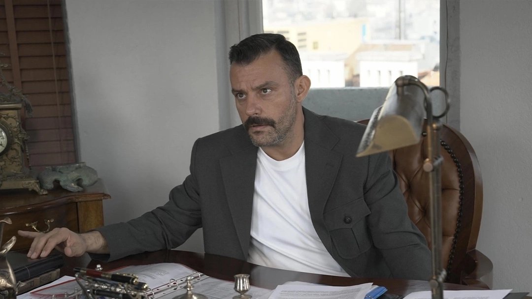 кадр из сериала "Нежелательный"