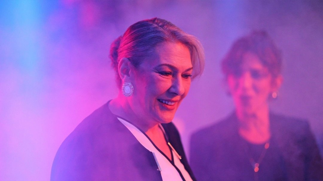 кадр из сериала "Нежелательный"