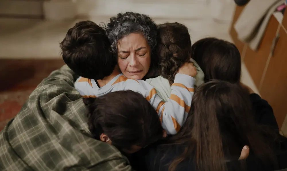 кадр из сериала "Беззащитные"