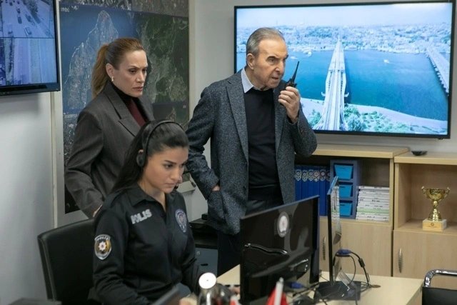 кадр из сериала "Опасные улицы"