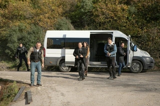 кадр из сериала "Опасные улицы"