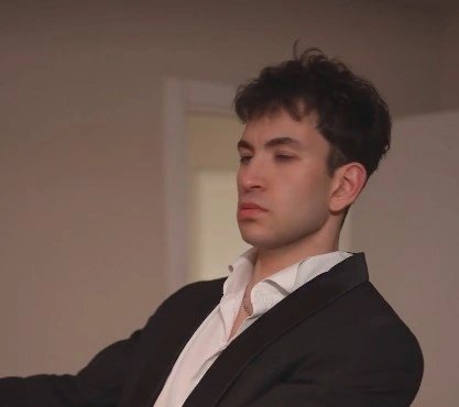 Кадр из Кусай локти, муж