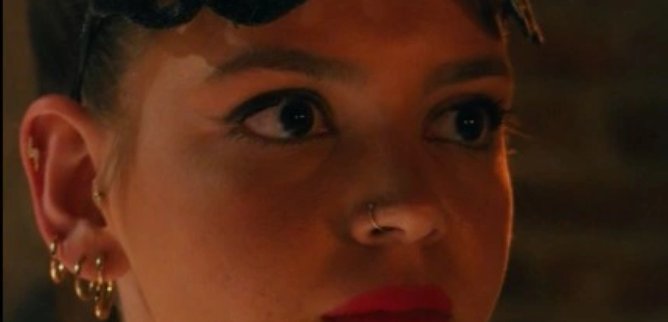 Турецкий сериал Она трофей 42 серия
