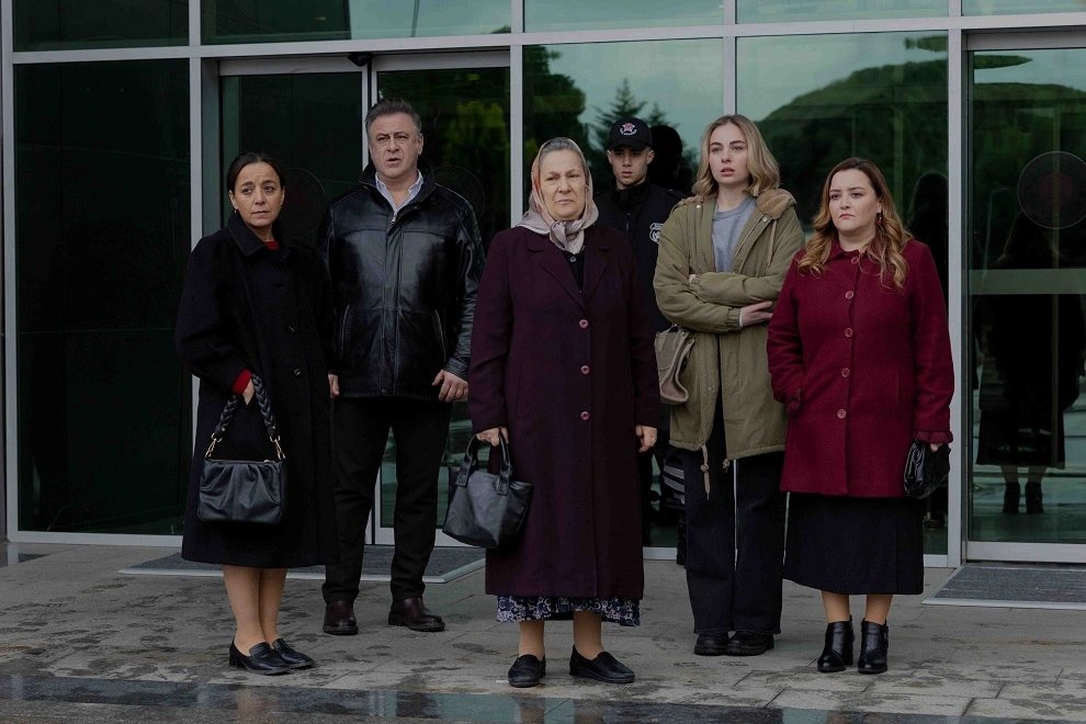 кадр из сериала "Беззащитные"