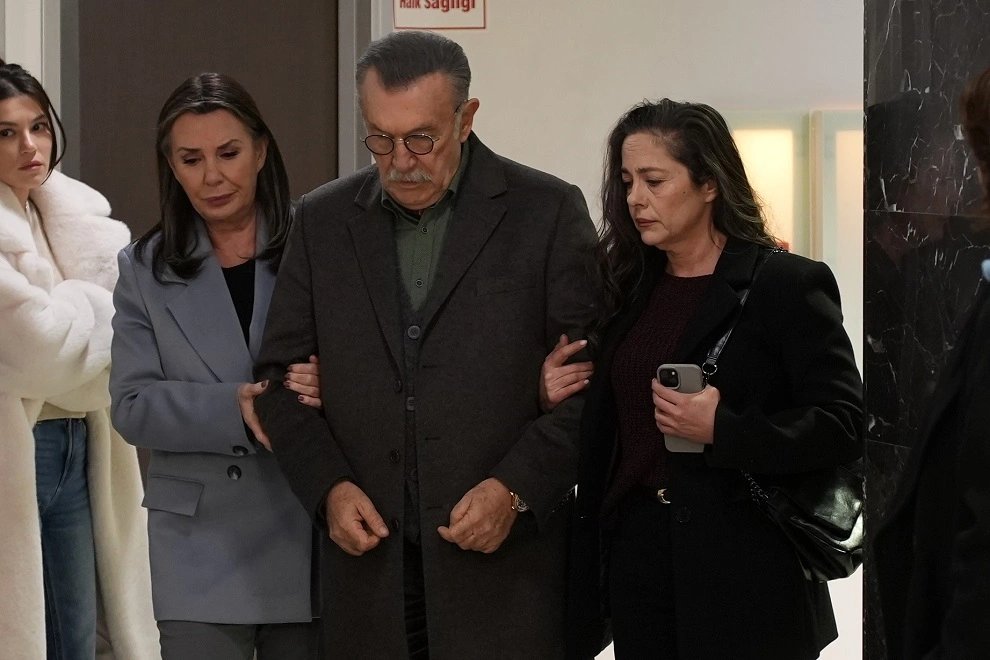 кадр из сериала "Мошенники"